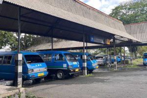 Sejumlah antrian angkot di Terminal Arjosari, yang sedang menunggu penumpang. (bim) - Perhatikan Kesejahteraan Sopir, 2023 Tarif Angkot Bakal Naik