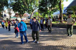 Senam bersama jaga kesehatan tubuh, demi maksimalkan layanan kepada masyarakat. (ist) - Muspika Rampal Celaket Senam Bersama, Demi Maksimalkan Layanan