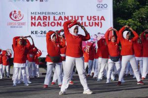 Senam pagi dalam rangka Peringatan Hari Lanjut usia di Balai Kota Among Tani Pemkot Batu. (ist) - Wali Kota Batu Minta Lansia Batu Perhatikan Asupan Gizi Seimbang