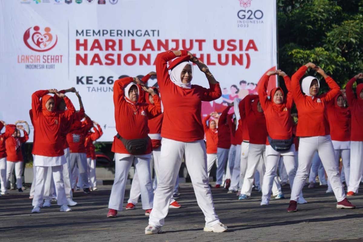 Senam pagi dalam rangka Peringatan Hari Lanjut usia di Balai Kota Among Tani Pemkot Batu. (ist) - Wali Kota Batu Minta Lansia Batu Perhatikan Asupan Gizi Seimbang