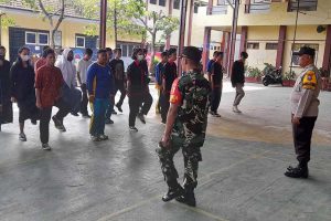 Siswa SMK Tunas Bangsa mengikuti PBB. (ist) - TNI-Polri Ajarkan PBB Siswa SMK Tunas Bangsa