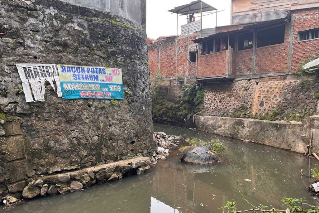 Spanduk larangan menangkap ikan dengan cara meracun dan menyetrum di kawasan Sungai Braholo. (bim) - Sungai di Landungsari Diduga Tercemar Limbah Peternakan