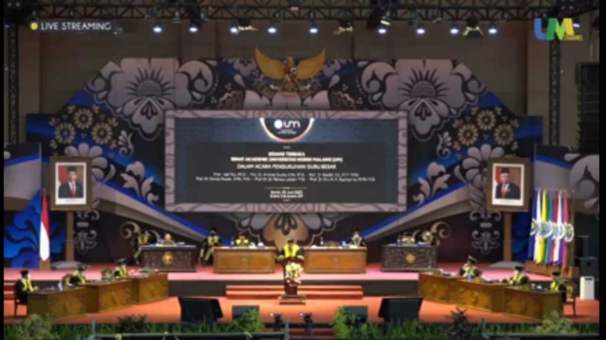 Suasana Pengukuhkan Guru Besar Universitas Negeri Malang. (rhd) - UM Kukuhkan Enam Guru Besar Sekaligus - Ada Guru Besar Peralihan Luar Negeri dan Guru Besar Termuda