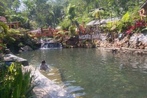 Suasana asri Wisata Tanaka Water Fall dengan air sumber asli yang jernih jadi wahana berenang. (ws6) - Wisata Tanaka Water Fall ala Jepang, Ramah Dikantong Ramai Pengunjung
