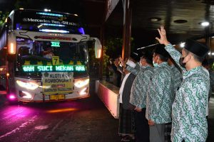Suasana pemberangkatan CJH Kabupaten Tulungagung. (MemoX/ist) - 392 CJH Tulungagung Resmi Berangkat