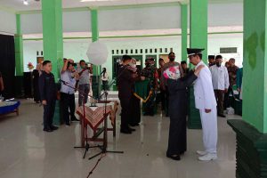 Sumpah jabatan Anang Fauzi, Kepala Desa Antar Waktu (KDAW) Desa Bandung oleh Bupati Jombang di balai desa Bandung Kecamatan Jogoroto Kabupaten Jombang, Selasa (28/6/2022). (pul) - Hj. Mundjidah Lantik Kepala Desa Bandung