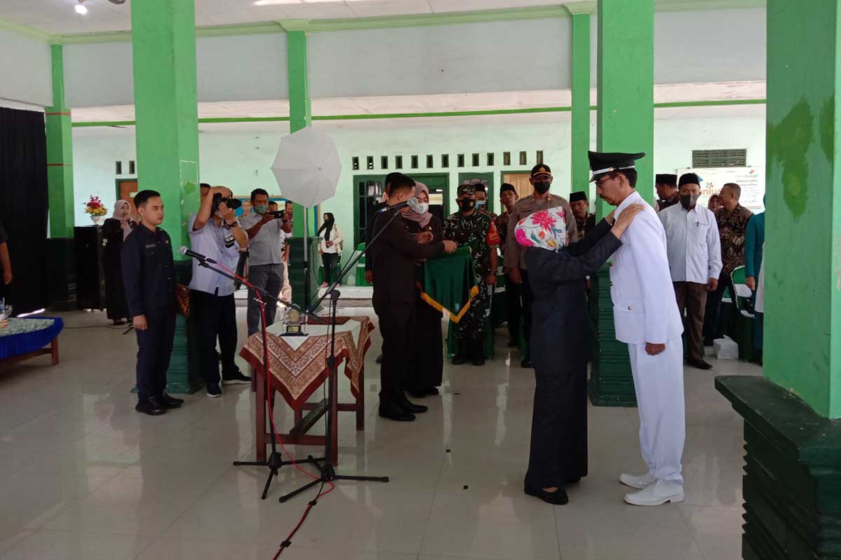 Sumpah jabatan Anang Fauzi, Kepala Desa Antar Waktu (KDAW) Desa Bandung oleh Bupati Jombang di balai desa Bandung Kecamatan Jogoroto Kabupaten Jombang, Selasa (28/6/2022). (pul) - Hj. Mundjidah Lantik Kepala Desa Bandung