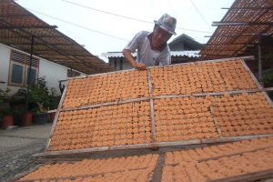 Supriadi, tengah menjemur rengginang. (ws6) - Cuaca Tidak Bersahabat, Produksi Rengginang Sumber Pucung Terhambat
