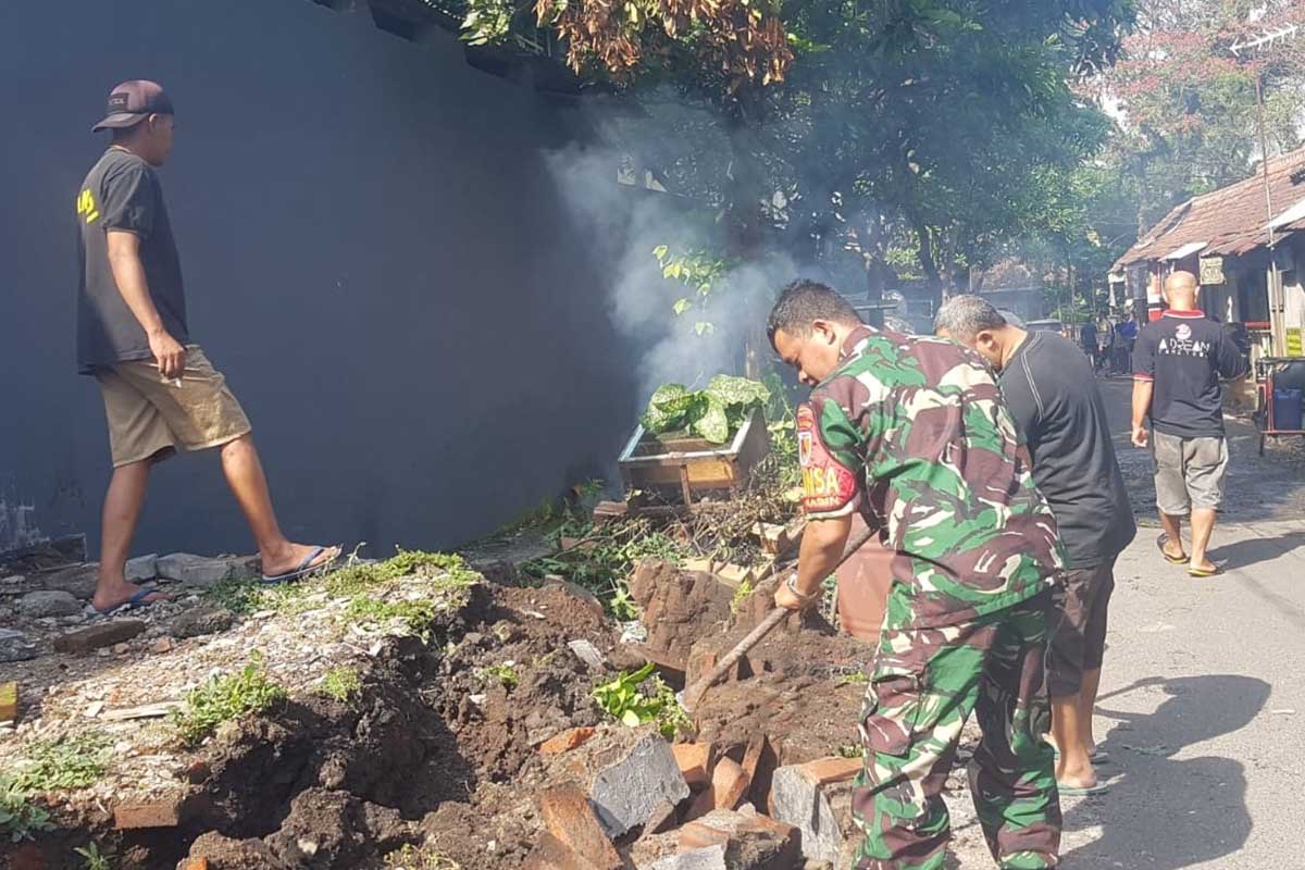 TNI-Rakyat kerja bakti sepanjang jalan Ketapang. (ist) - Kerja Bakti Sepanjang Jalan Ketapang Bentuk Manunggal TNI-Rakyat