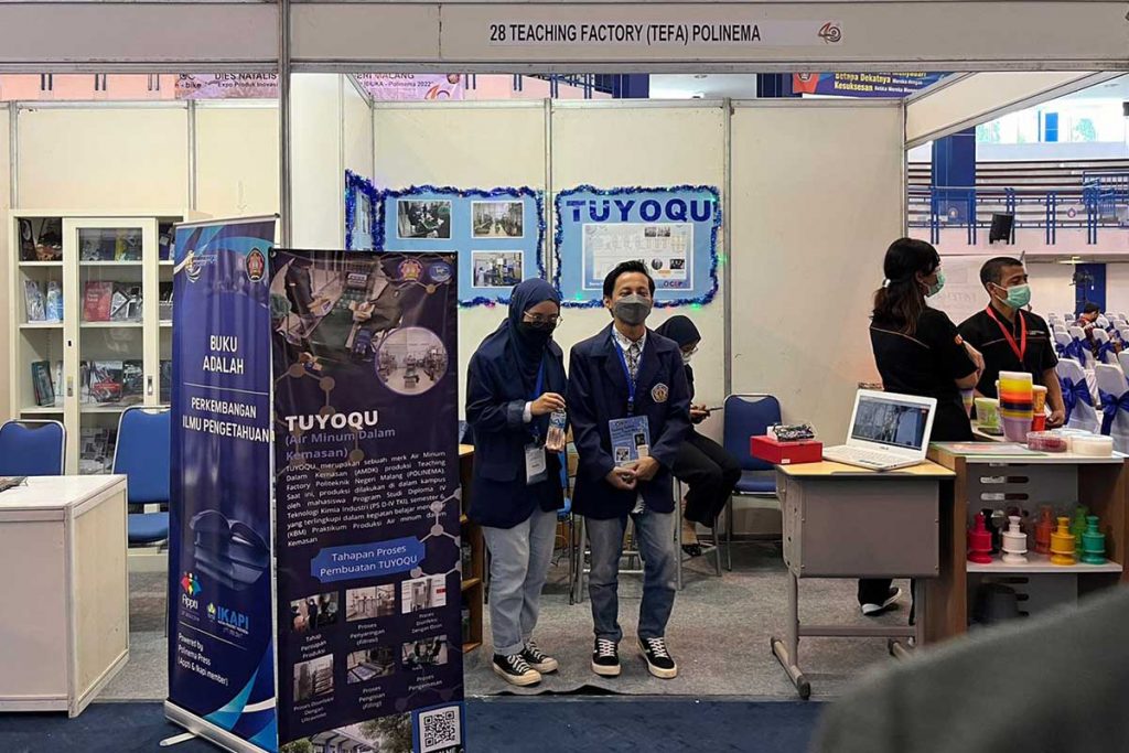 Tefa Polinema saat memamerkan produk TuyoQu. (bim) - TuyoQu, Air Minum Dalam Kemasan Karya Mahasiswa Teknik Kimia Polinema