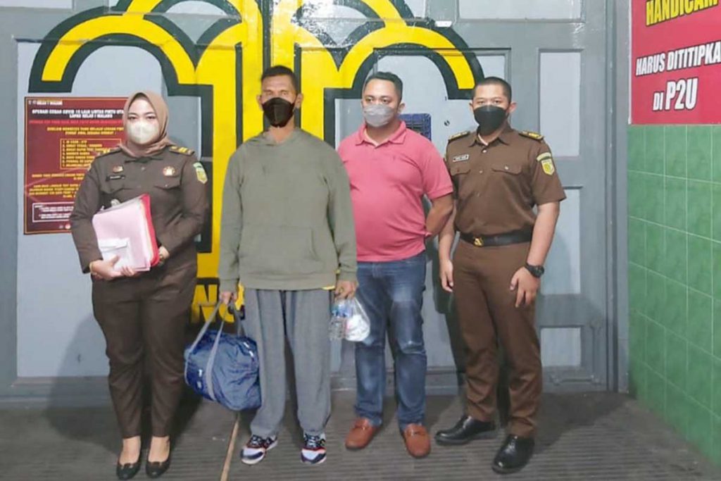 Terpidana Panca, saat akan dimasukkan ke Lapas Lowokwaru. (ist) - Buronan Eks Pejabat Batu Berhasil Ditangkap Tim Gabungan Empat Kejaksaan