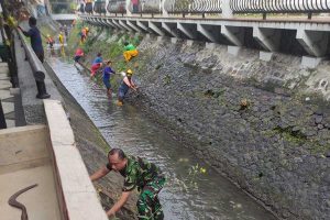 Tim gabungan dan warga gotong royong bersihkan Kali Sukun. (ist) - Tim Gabungan dan Warga Gotong Royong Bersihkan Kali Sukun