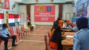 Vaksinasi booster bagi warga binaan lembaga pemasyarakatan (Lapas) Kelas 2A Kediri, Kamis (2/6/2022). (Memo X/mzm) - Warga Binaan Lapas Kelas 2 A Kediri Vaksinasi Booster