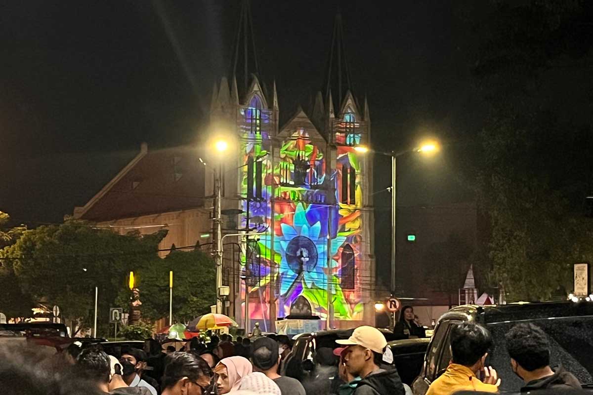 Video mapping yang berlatar gedung Gereja Kayutangan dalam perayaan HUT ke-108 Kota Malang. (bim) - Video Mapping Warnai Muka Gereja Kayutangan Saat Puncak HUT Kota Malang
