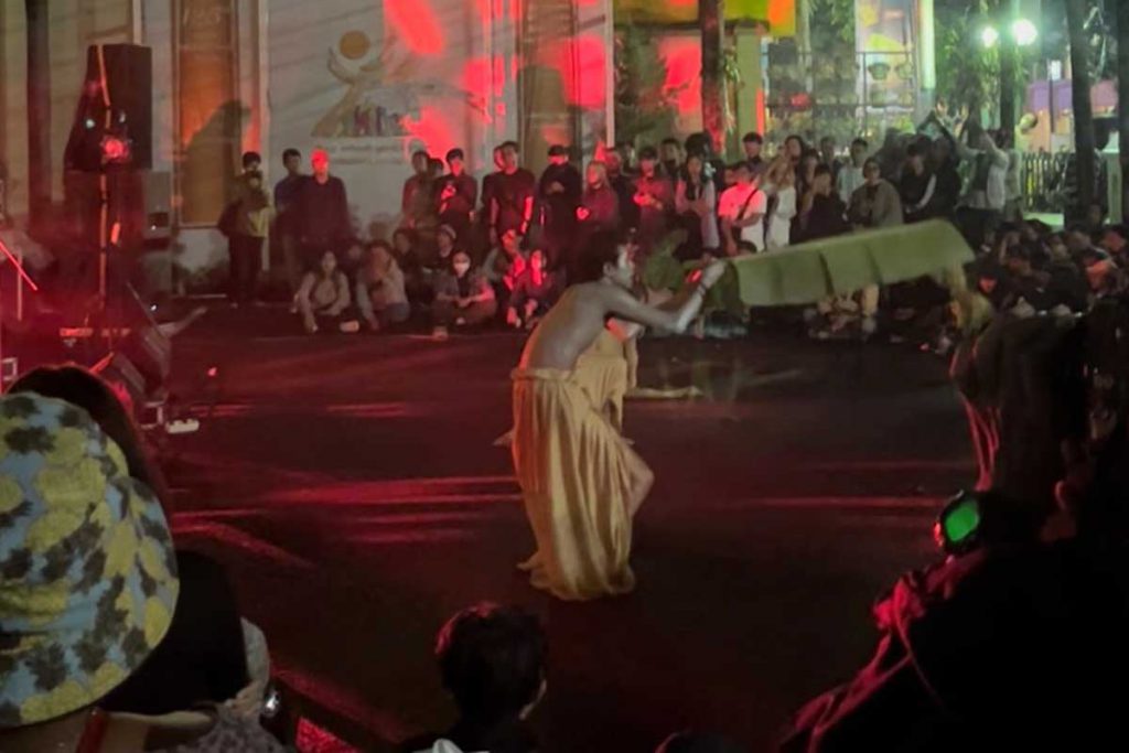 Visual teatrikal dari Monohero saat ikut mengisi pertunjukan dalam video mapping di perayaan HUT ke-108 Kota Malang. (bim) - Video Mapping Warnai Muka Gereja Kayutangan Saat Puncak HUT Kota Malang