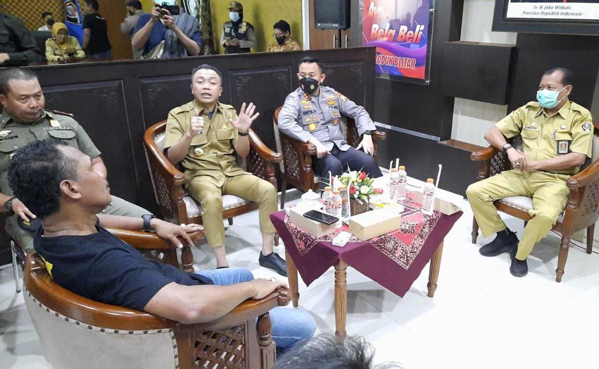 Wabub Blitar Rahmat Santoso berdialog dengan perwakilan massa GPI di ruang Transit Kantor Bupati Blitar di Kanigoro. (Memo X/fjr) - Didemo, Wabub Jelaskan Kronologi Hoaks Dana Hibah 229 M