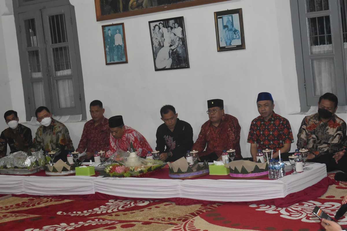 Wabup Blitar (dua dari kanan) menghadiri Brokohan peringatan hari lahir Bung Karno di Istana Gebang Kota Blitar. (leh) - Wabup Blitar Hadiri Brokohan Hari Lahir Bung Karno