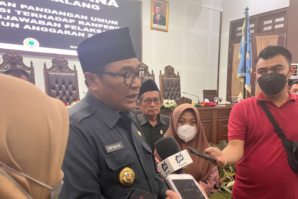 Wakil Wali Kota Malang, Sofyan Edi Jarwoko, saat menjawab pertanyaan awak media. (bim) - DPRD Kota Malang Soroti Pelaksanaan APBD 2021
