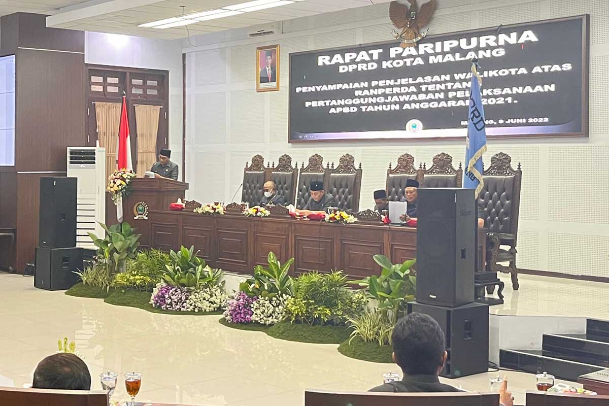 Wakil Wali Kota Malang, Sofyan Edi Jarwoko, saat menyampaikan pertanggungjawaban pelaksanaan APBD 2021. (bim) - Pemkot Malang Sampaikan Pertanggungjawaban Pelaksanaan APBD 2021 kepada DPRD