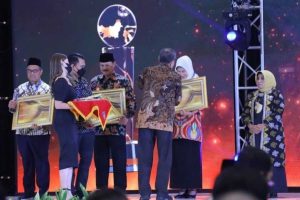Wali Kota Batu Dewanti Rumpoko menerima penghargaan Realisasi APBD Tertinggi Nasional. (ist) - Pemkot Batu Raih Penghargaan Realisasi APBD Tertinggi Nasional