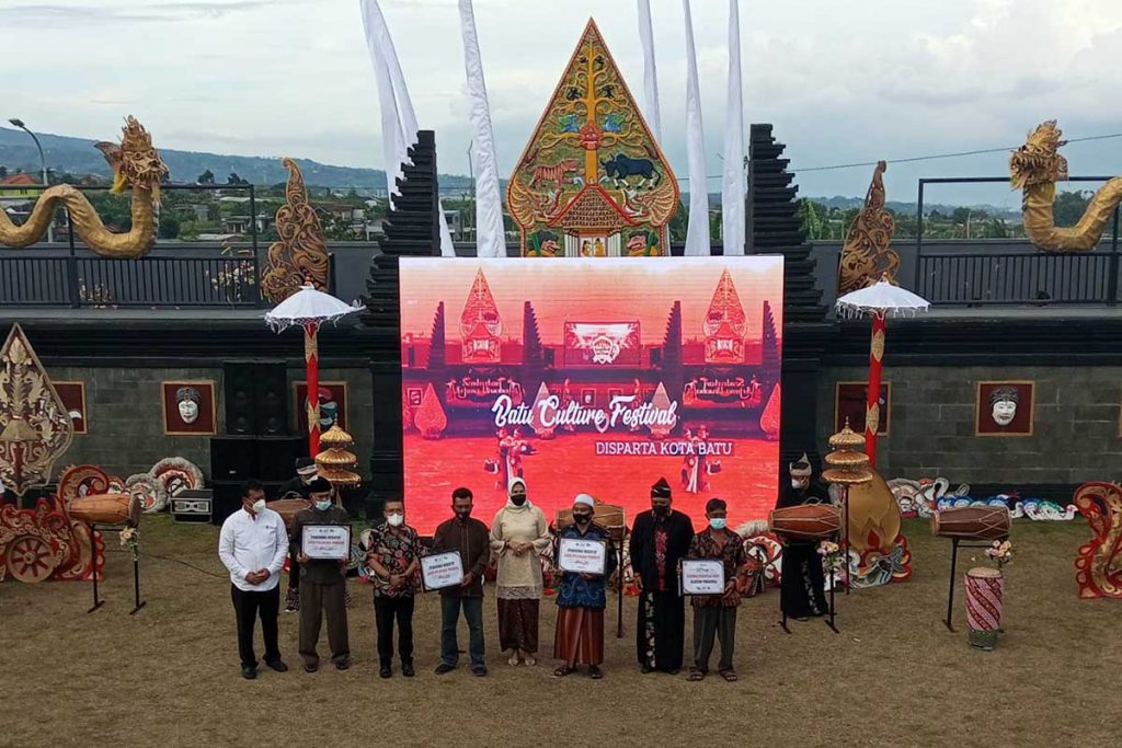 Wali Kota Batu bersama penerima insentif juru pelihara punden. (dik) - Batu Culture Festival, Suguhkan Seni Budaya Sepanjang Juni 2022