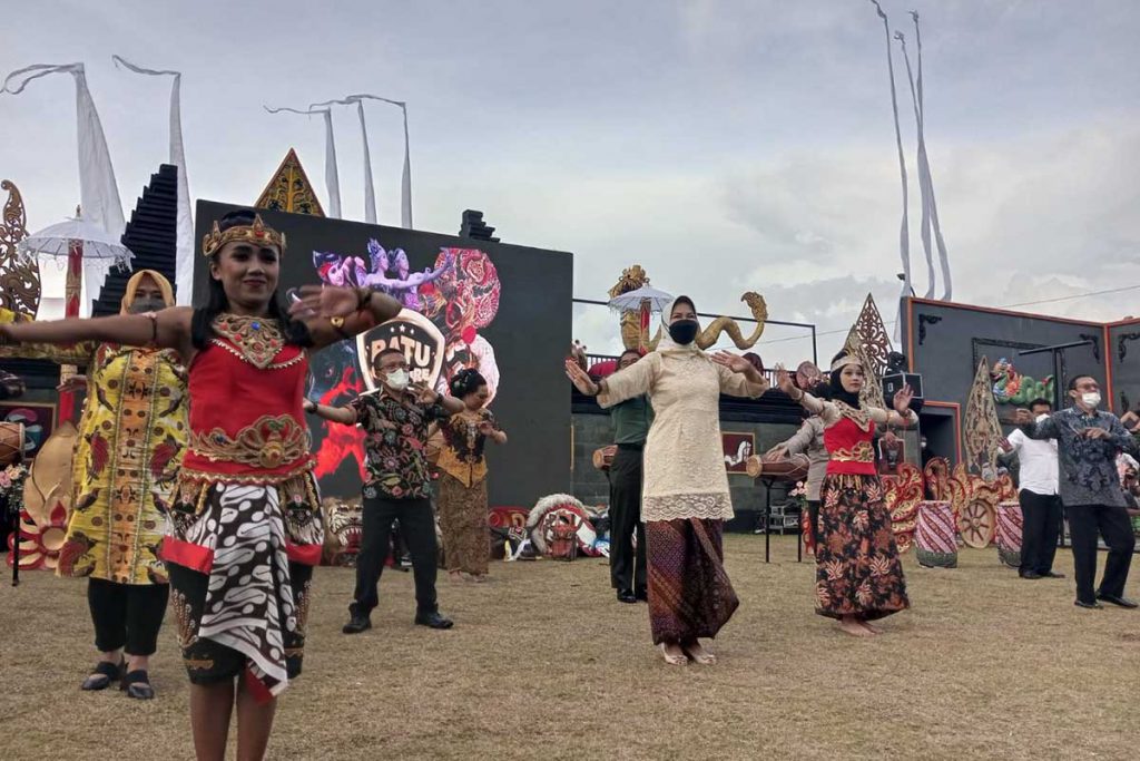 Wali Kota Batu menari bersama para penari dan undangan. (dik) - Batu Culture Festival, Suguhkan Seni Budaya Sepanjang Juni 2022