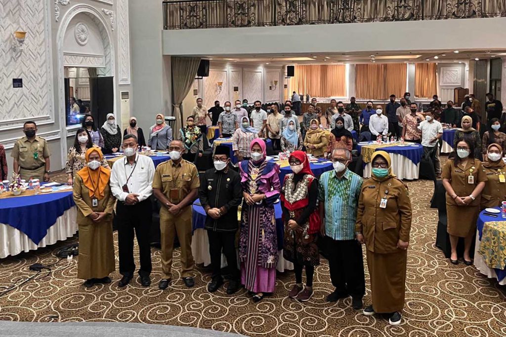 Wali Kota Malang, Sutiaji bersama Plt Diskopindag dan pemateri serta peserta dalam pembukaan SKKNI 2022. (bim) - Diskopindag Kota Malang Gelar Pelatihan SKKNI Tingkatkan Kompetensi SDM Koperasi