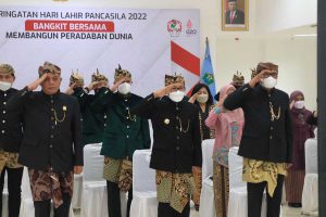 Wali Kota Malang, Sutiaji, beserta jajarannya saat mengikuti Upacara Hari Lahir Pancasila secara virtual di Mini Block Office. (bim) - Amanat Presiden, Forkopimda Kota Malang Ajak Aktualisasikan Nilai-nilai Pancasila dalam Kehidupan