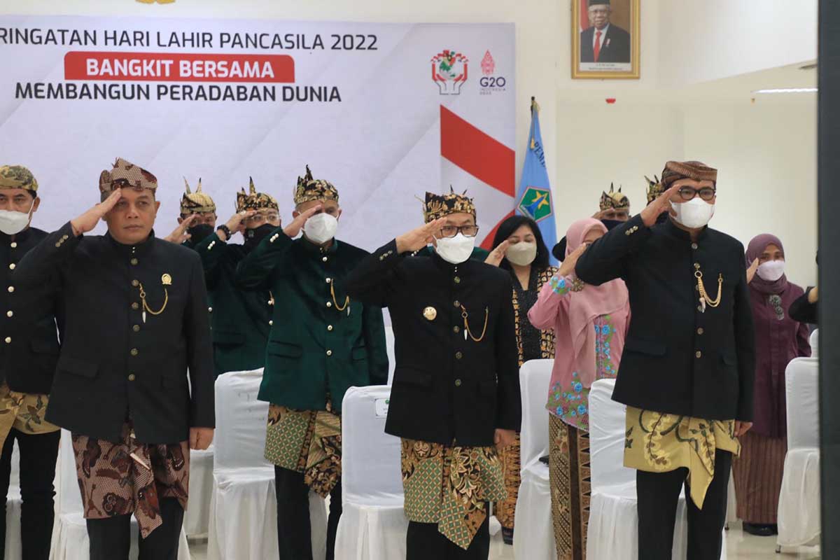 Wali Kota Malang, Sutiaji, beserta jajarannya saat mengikuti Upacara Hari Lahir Pancasila secara virtual di Mini Block Office. (bim) - Amanat Presiden, Forkopimda Kota Malang Ajak Aktualisasikan Nilai-nilai Pancasila dalam Kehidupan