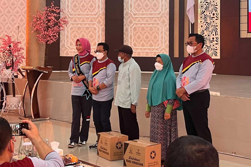Wali Kota Malang, Sutiaji, didampingi Wakil Wali Kota sekaligus Ketua Komda Lansia, Sofyan Edi Jarwoko saat memberikan bantuan kepada bebera lansia yang membutuhkan. (bim) - Pemkot Malang Komitmen Tingkatkan Layanan Ramah Lansia