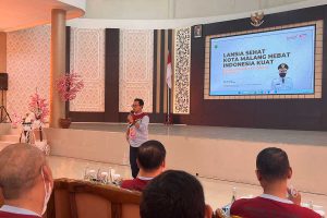 Wali Kota Malang, Sutiaji, saat memberikan arahan kepada para lansia dalam peringatan HLUN ke-26. (bim) - Pemkot Malang Komitmen Tingkatkan Layanan Ramah Lansia