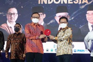 Wali Kota Malang, Sutiaji, saat menerima langsung penghargaan digital inovatif dalam ajang Merdeka Award. (ist) - Pemkot Malang Raih Penghargaan Digital Inovatif Merdeka Award 2022