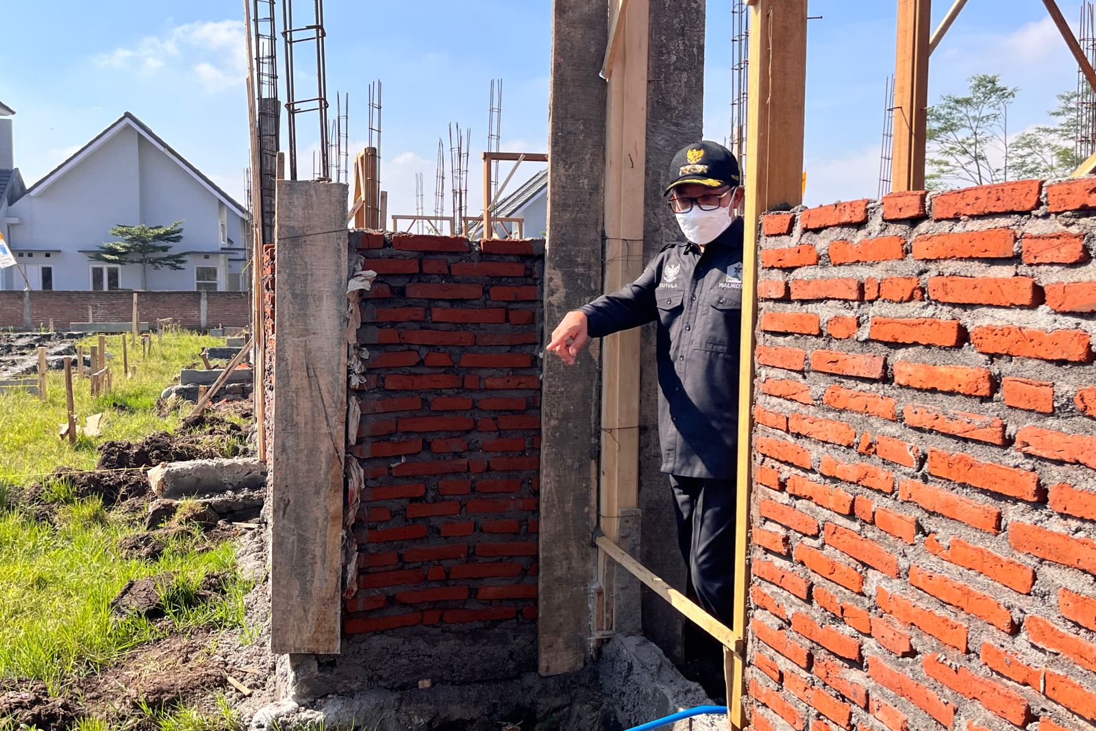 Wali Kota Malang, Sutiaji saat meninjau langsung lokasi pembangunan Perumahan PNS Pemkot Malang. (bim) - Wali Kota Malang Tinjau Pembangunan Perumahan PNS,  Ditargetkan Rampung 2023