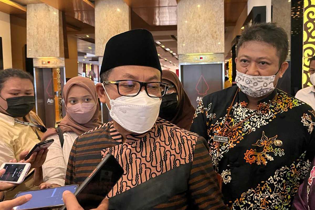 Wali Kota Malang, Sutiaji saat menjawab pertanyaan awak media. (bim) - Pemkot Malang Lelang Tujuh Kursi Jabatan Pimpinan Tinggi Pratama