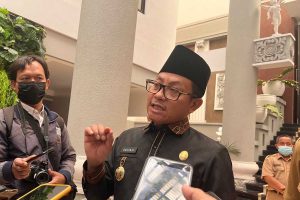 Wali Kota Malang, Sutiaji, saat menjawab pertanyaan awak media. (bim) - Tenaga Honorer Dihapus per 28 November 2023, Berikut Tanggapan Sutiaji