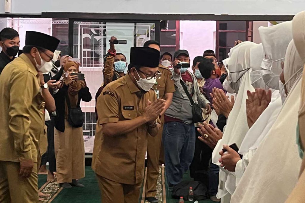 Wali Kota Malang, Sutiaji saat menyapa dan bersalaman kepada para ASN yang hendak berangkat haji tahun 2022. (bim) - ASN Kota Malang Siap Laksanakan Ibadah Haji, Berikut Pesan Wali Kota