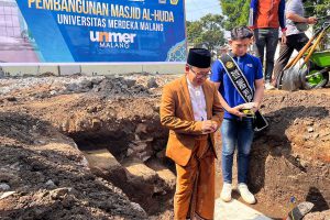 Wali Kota Malang, Sutiaji, saat prosesi peletakan batu pertama pembangunan Masjid Al-Huda UNMER. (bim) - Unmer Malang Bangun Masjid Senilai Rp 4.5 Miliar