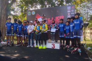 Walikota Malang menyerahkan piagam kepada pemenang. (ws6) - PERSEROSI Kota Malang Targetkan Empat Medali Emas di Porprov