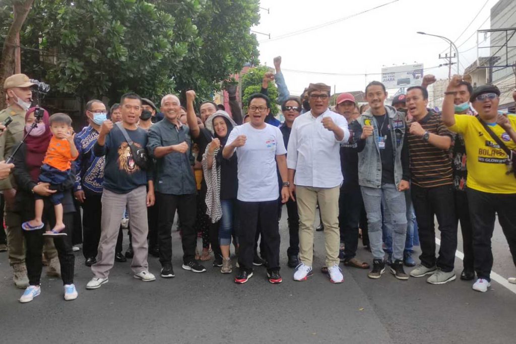 Walikota, Wawali dan Sekda membaur bersama warga. (rhd) - Warga dan Komunitas Tumplek Blek Bangkit dan Bersinar Rayakan Malang 108