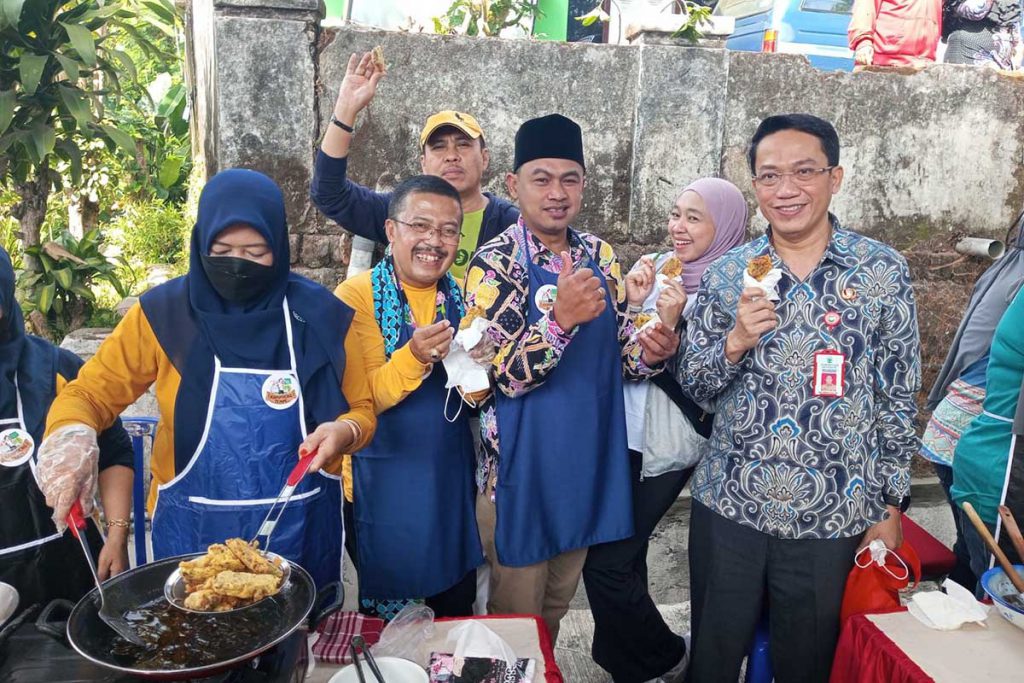 Wawali Batu menikmati tempe kacang, sebagai salah satu hasil olahan tempe. (dik) - Festival Beji Kampung Tempe, Perkuat Wisata Edukasi dan UMKM Tempe