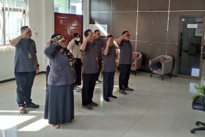 Anggota Bawaslu Batu dan staff mengikuti Apel Siaga Pengawasan secara Online. (dik).