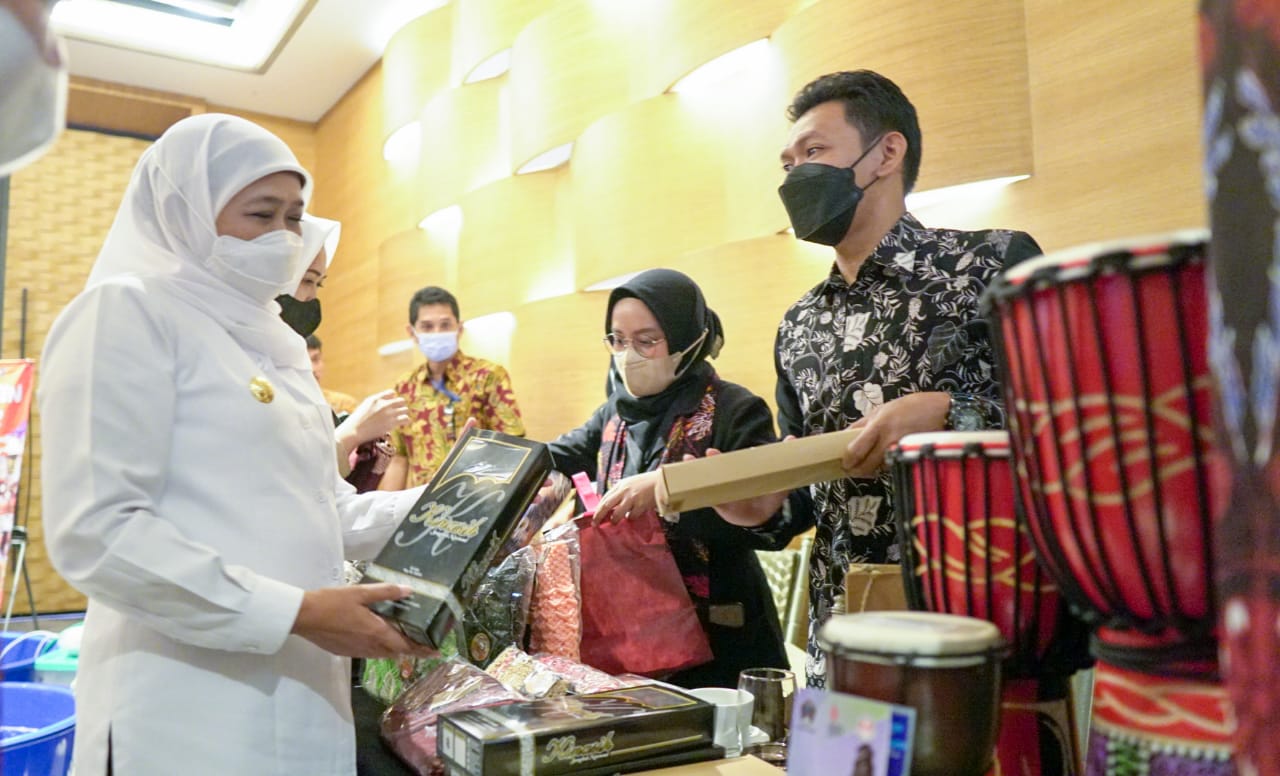 Surabaya, SERU.co.id - Gubernur Jawa Timur Khofifah Indar Parawansa mendukung penuh upaya percepatan penyelesaian Pendaftaran Tanah Sistematis Lengkap (PTSL) di Jawa Timur. Salah satu bentuk komitmennya  adalah dengan menyusun rencana detail lengkap target waktu dan dukungan anggaran  bersama Kanwil dan Kantah BPN  serta Bupati/ Walikota se Jawa Timur.