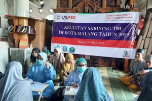 Dinkes Kota Malang dengan Puskesmas dan USAID saat melakukan skrining di salah satu Pondok Pesantren di Kota Malang. (ist)