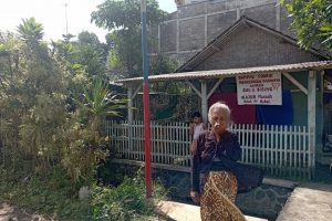 seorang warga yang menutup hidungnya karena limbah polusi. (Ist)