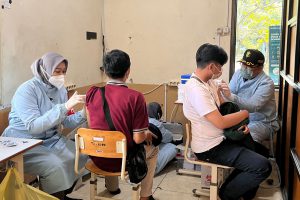 Nakes Polresta Malang Kota saat melakukan vaksinasi kepada masyarakat. (bim) - Tingkatkan Herd Immunity Polresta Malang Geber Vaksinasi Serentak