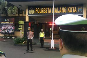 Apel Operasi Patuh Semeru 2022 Polresta Malang Kota, yang dipimpin Kasat Lantas, Kompol Yoppy Anggi Khrisna. (ist) - Polresta Malang: Pengendara Motor Memakai Sandal Jepit Tidak Ditilang dalam Operasi Patuh Semeru 2022