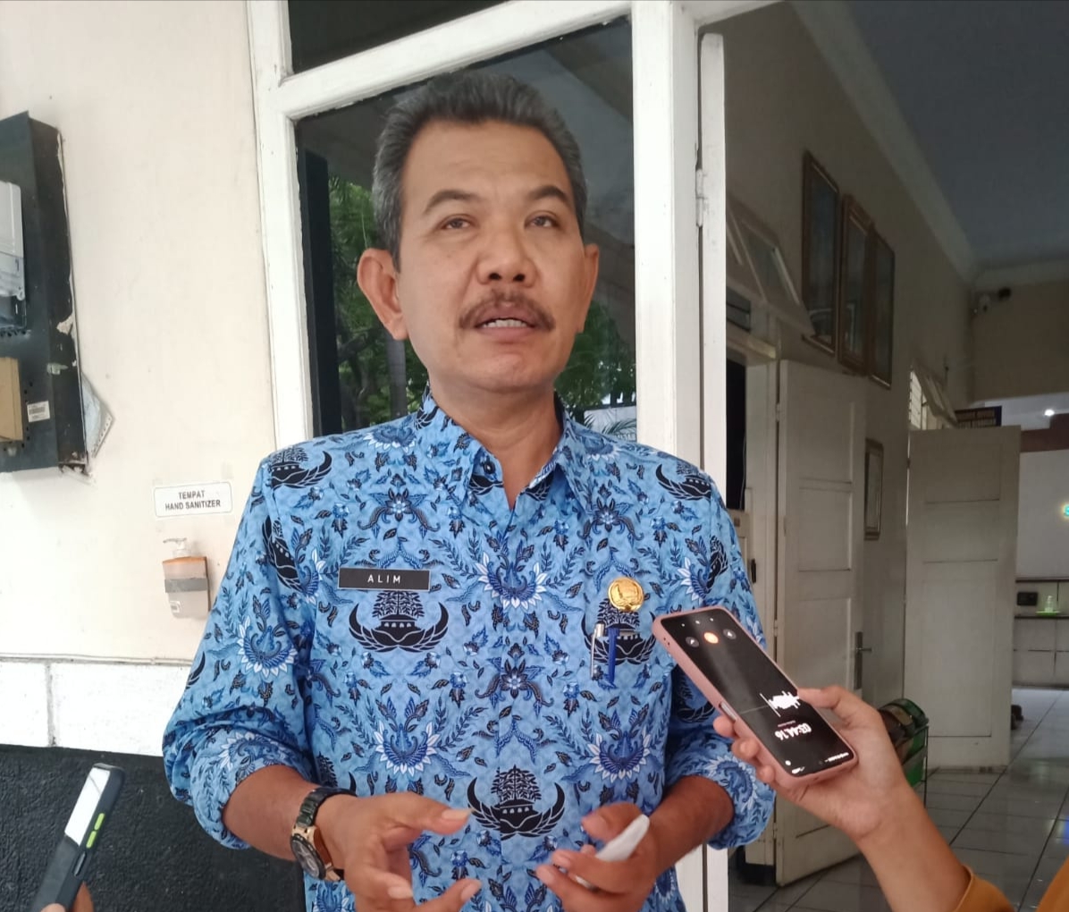Alim, Kepala Sekolah SMP Negeri 2 Jombang. (pul) - Staf Kepresidenan RI Monev Pendidikan di Jombang