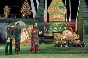 Winarto Ssn selaku juri, saat membacakan pengumuman hasil audisi. (dik) - Disparta Batu Pilih Feliga dan Pradya sebagai Pelakon Arjuna Suprabha