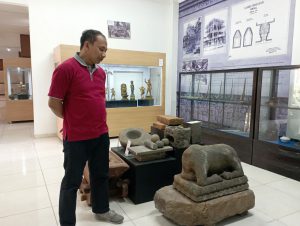 Yossi yang menunjukan salah satu peninggalan sejarah. (ist) - Setelah Dua Tahun Sepi, Museum Singhasari Mulai Kembali Banyak Pengunjung
