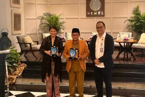 Wali Kota Malang, Sutiaji, bersama pemilik The Shalimar Boutique Hotel Malang, secara simbolis penetapan cagar budaya. (bim)